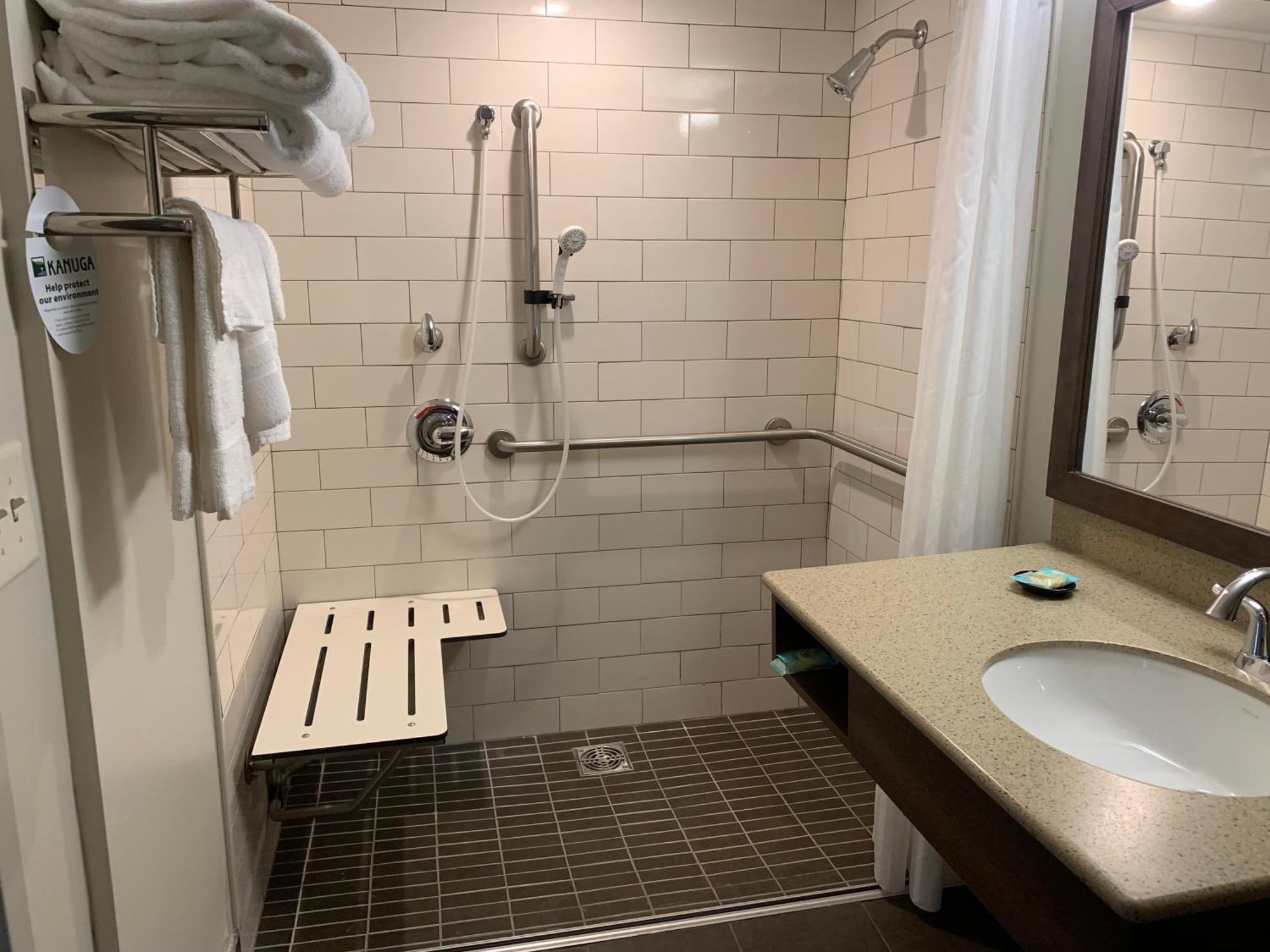 Kanuga Inn & Lodging 亨德森维尔 外观 照片